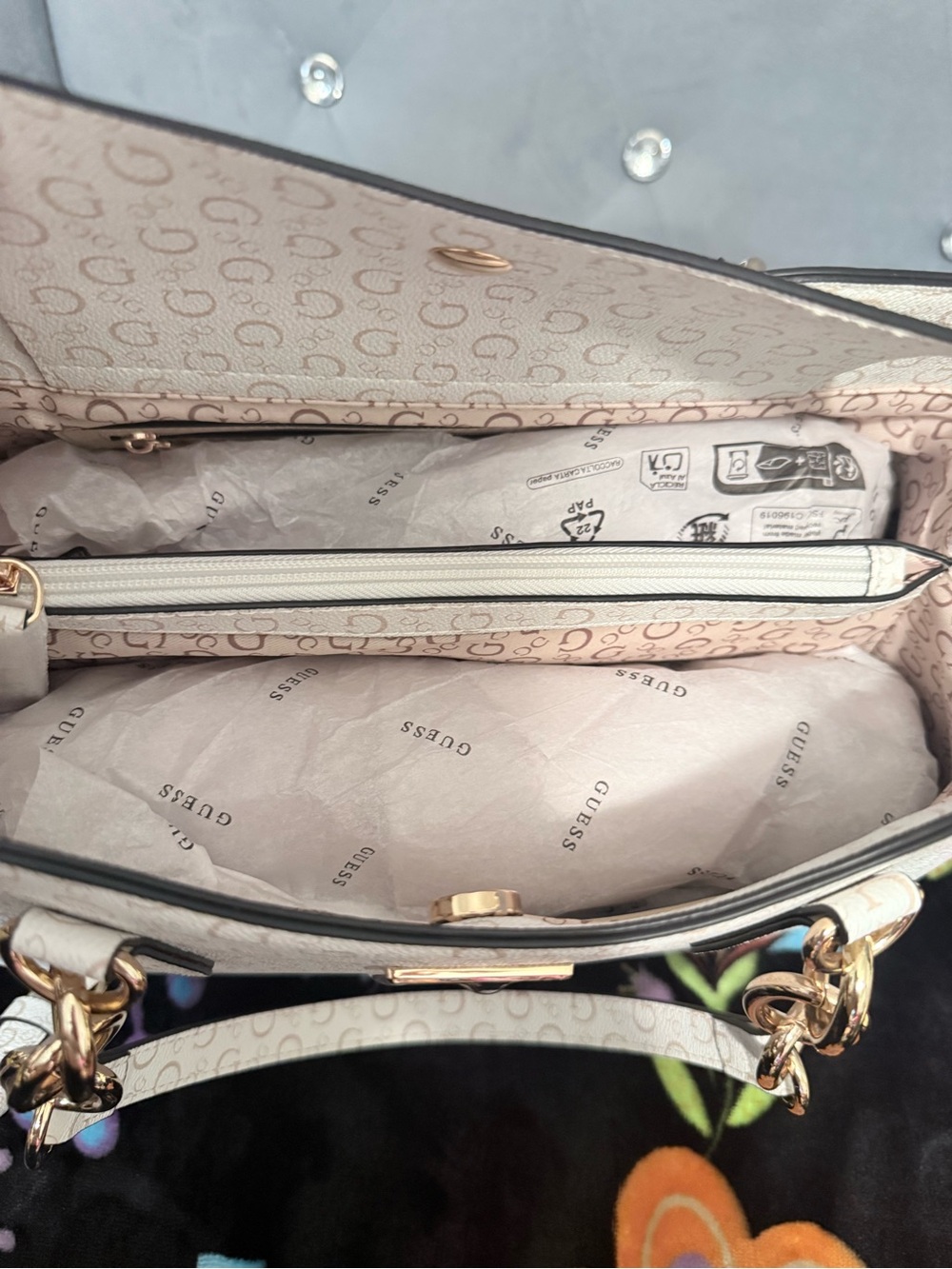 Guess White Monogram Shoulder Bag with Gold Chain Details - Picture 13 of 16